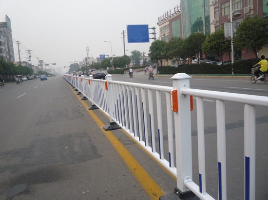公路護(hù)欄.jpg